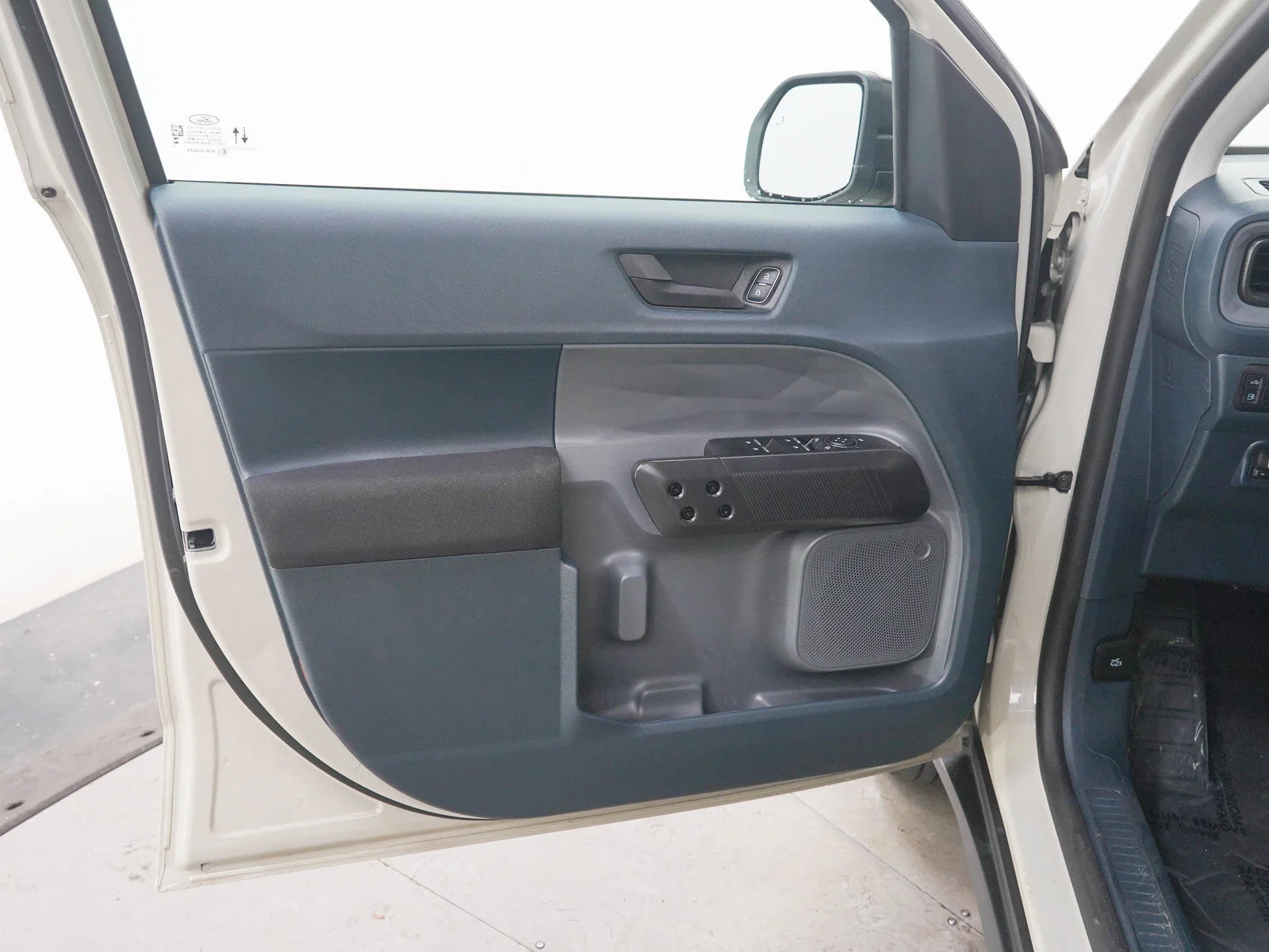 Used 2025 Beige Ford XL image 19