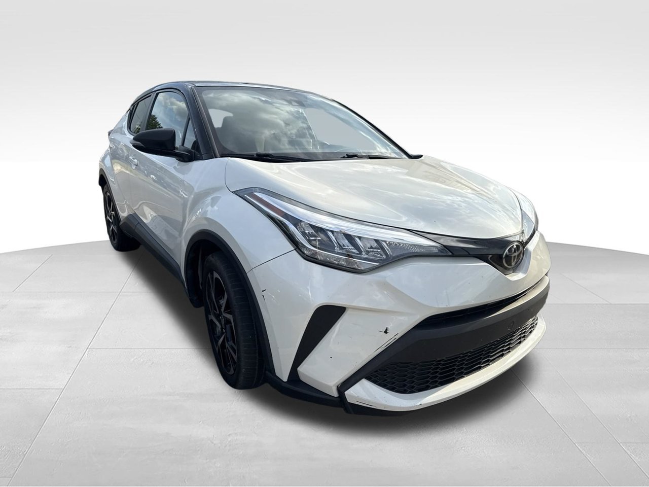 Used 2020 White Toyota XLE image 3