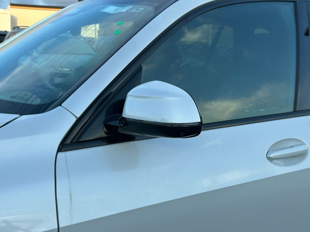 New 2026 Mineral White Metallic BMW xDrive40i image 10