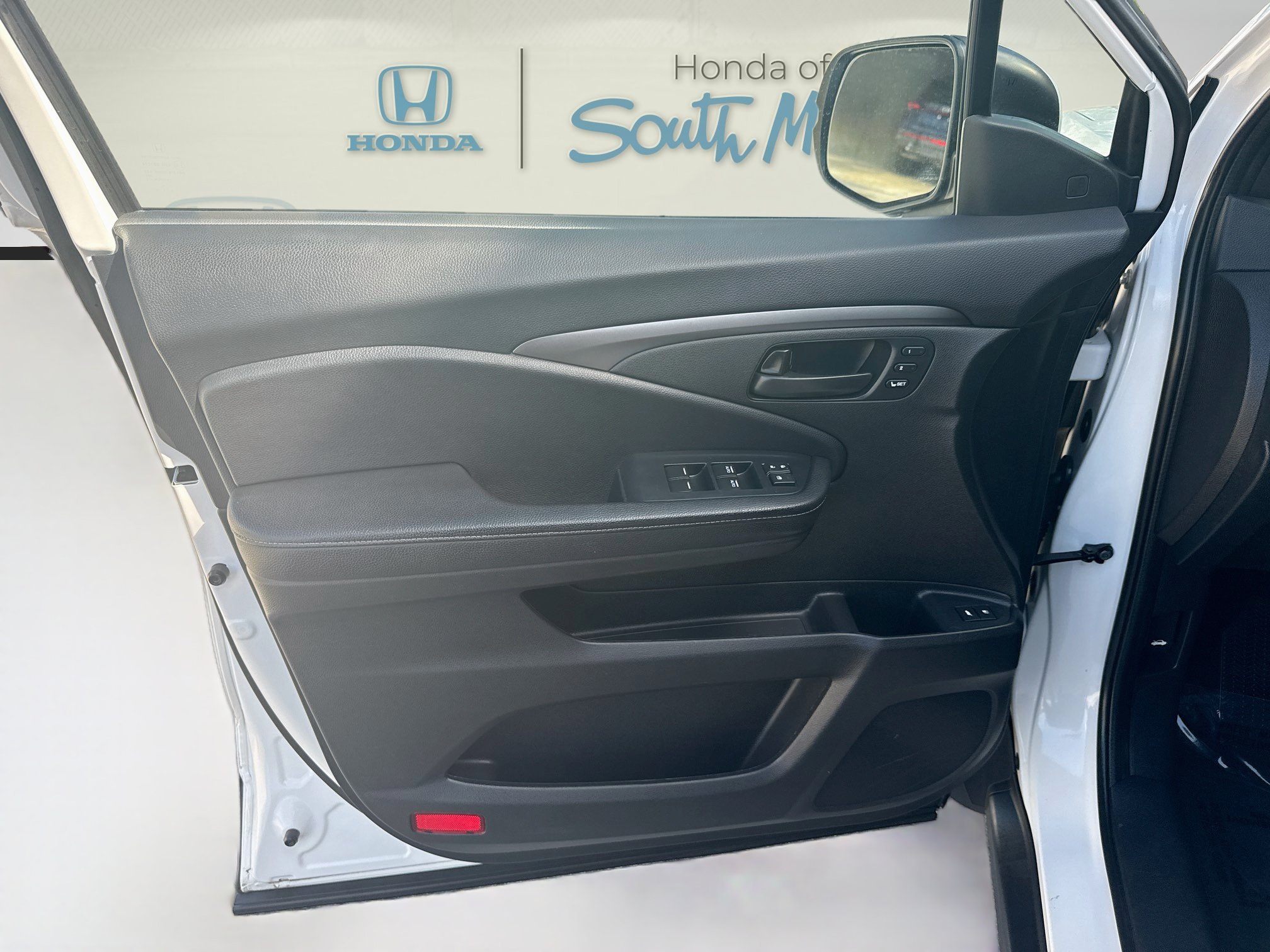 Used 2023 White Honda EX-L image 19