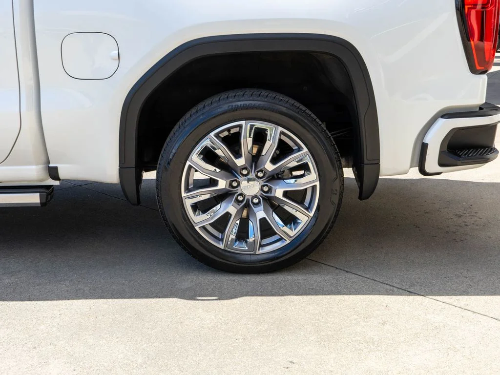 Used 2024 White GMC Denali image 34