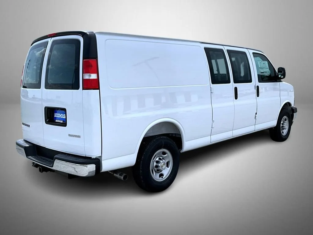 New 2026 Summit White Chevrolet 1WT image 5