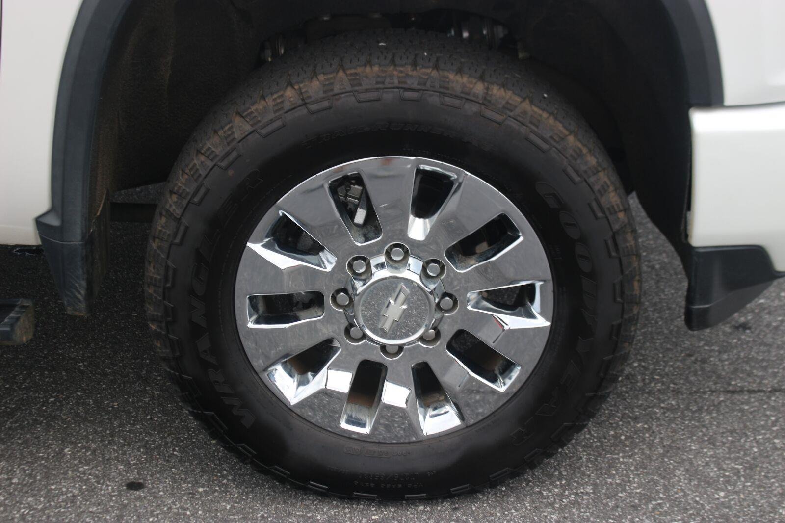 Used 2023 IRIDESCENT PEARL TRICOAT Chevrolet High Country image 41