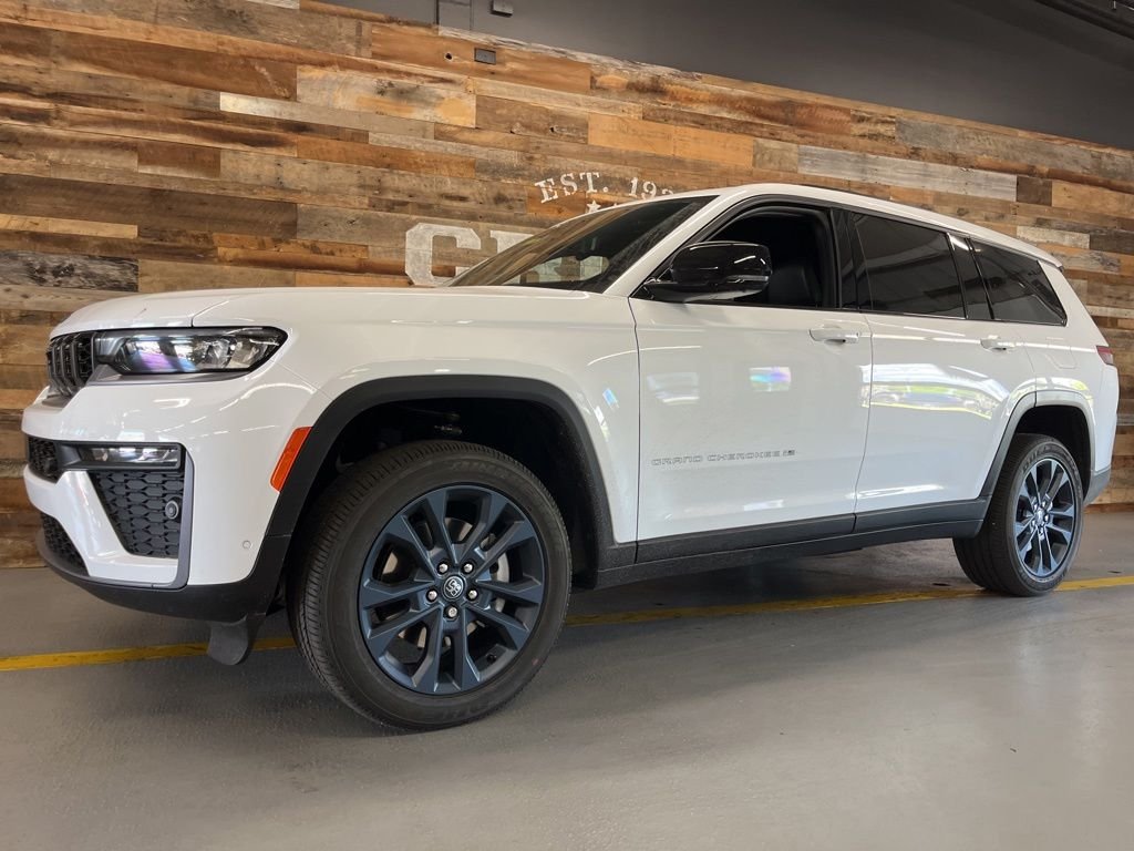 New 2026 Bright White Clear-Coat Exterior Paint Jeep Limited image 14