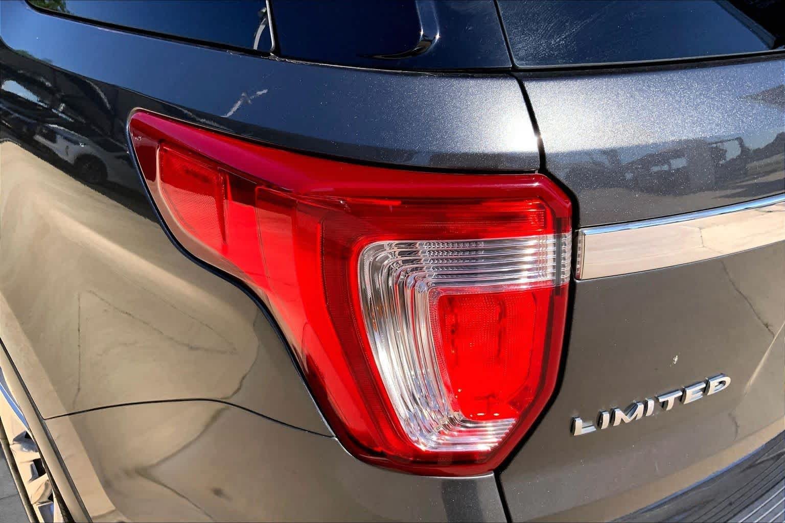 Used 2018 Magnetic Metallic Ford Limited image 27