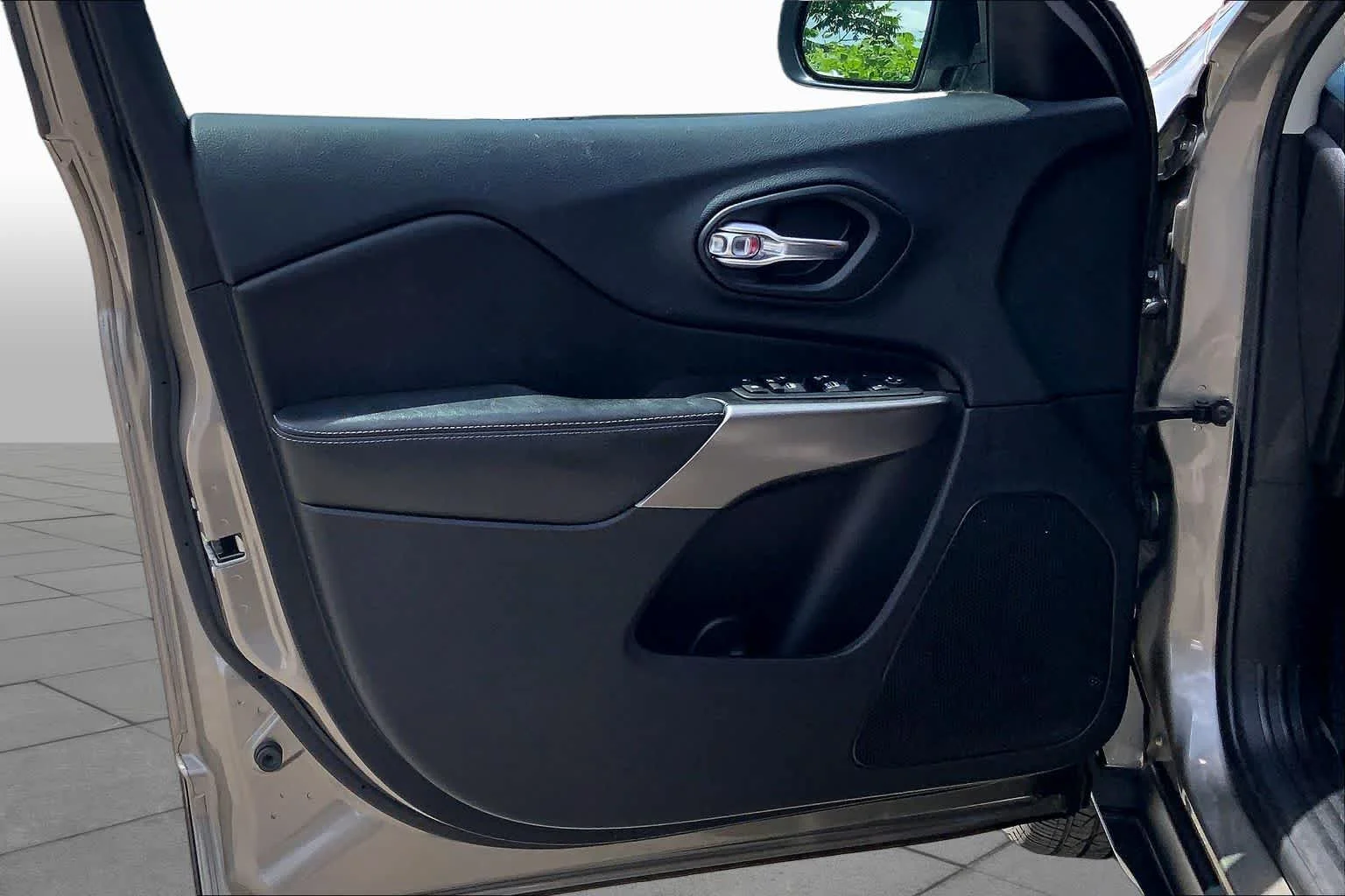 Used 2019 Light Brownstone Pearlcoat Jeep Latitude Plus image 20