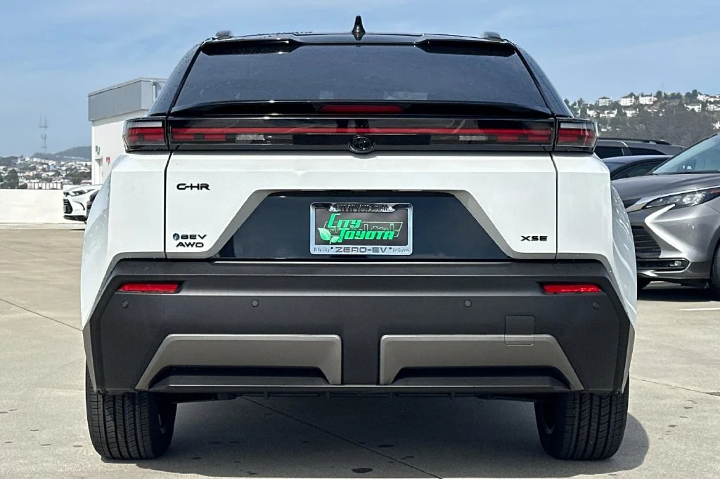 New 2027 Wind Chill Pearl with Midnight Black Metallic roof <sup>1</sup> Toyota  XSE image 5
