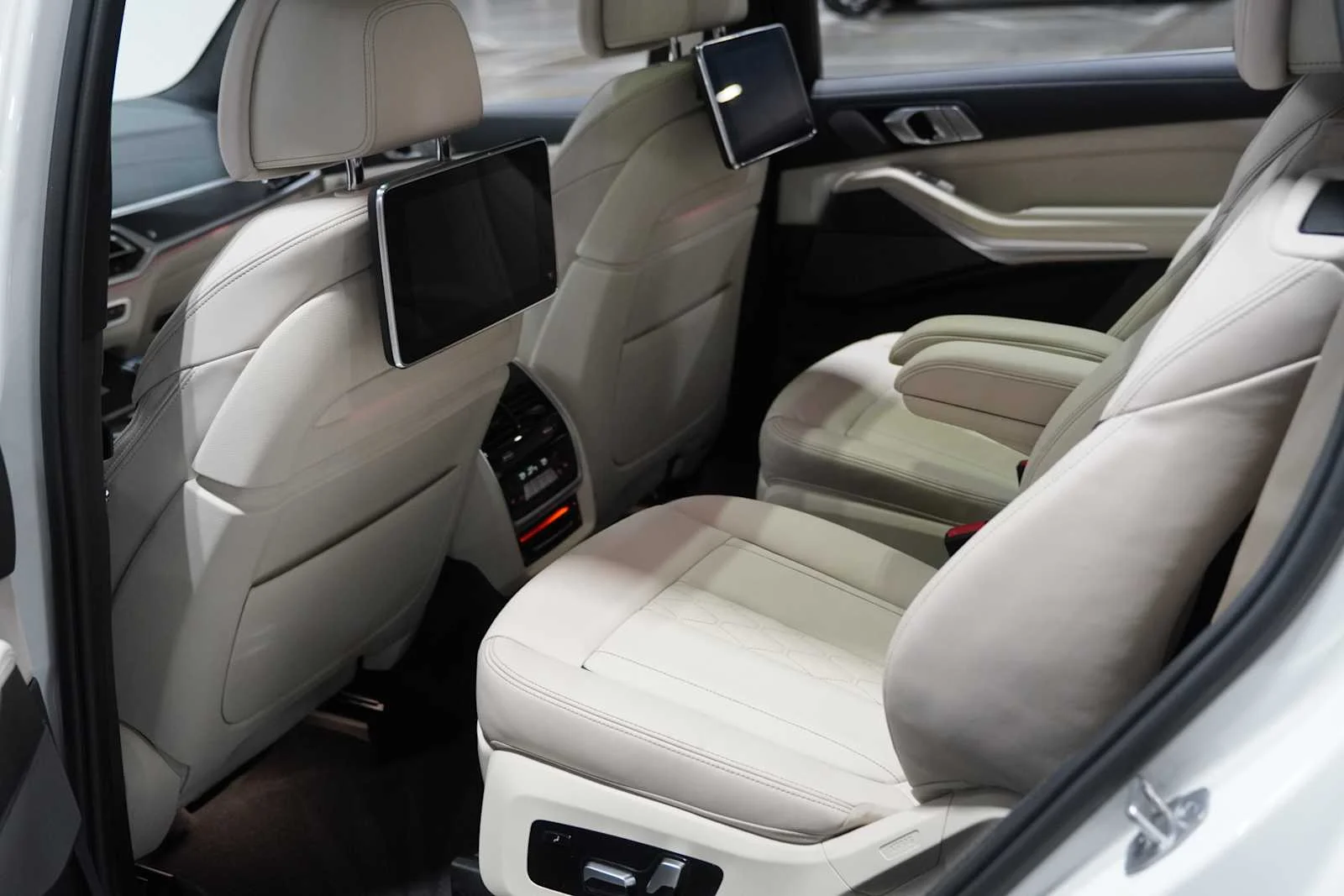 Certified Used 2022 Mineral White Metallic BMW ALPINA XB7 image 24