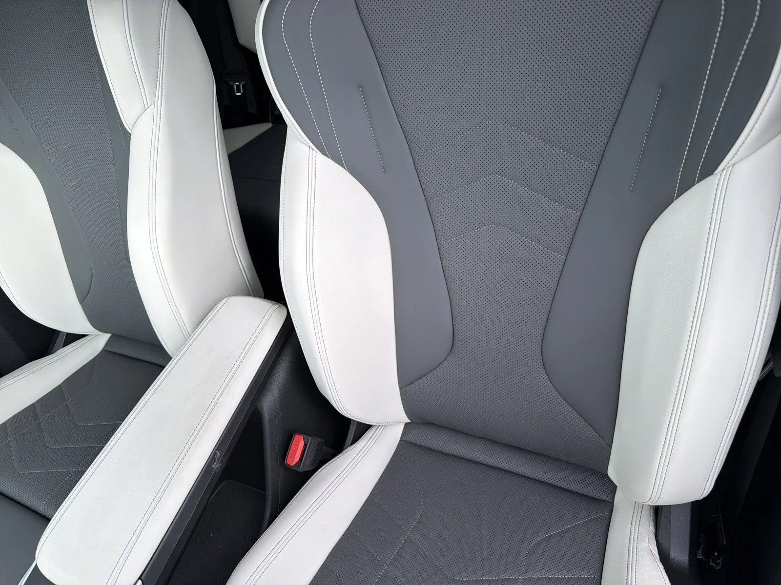 New 2026 Black Sapphire Metallic BMW xDrive28i image 23