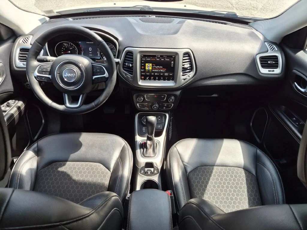 Used 2018 White Jeep Latitude image 20