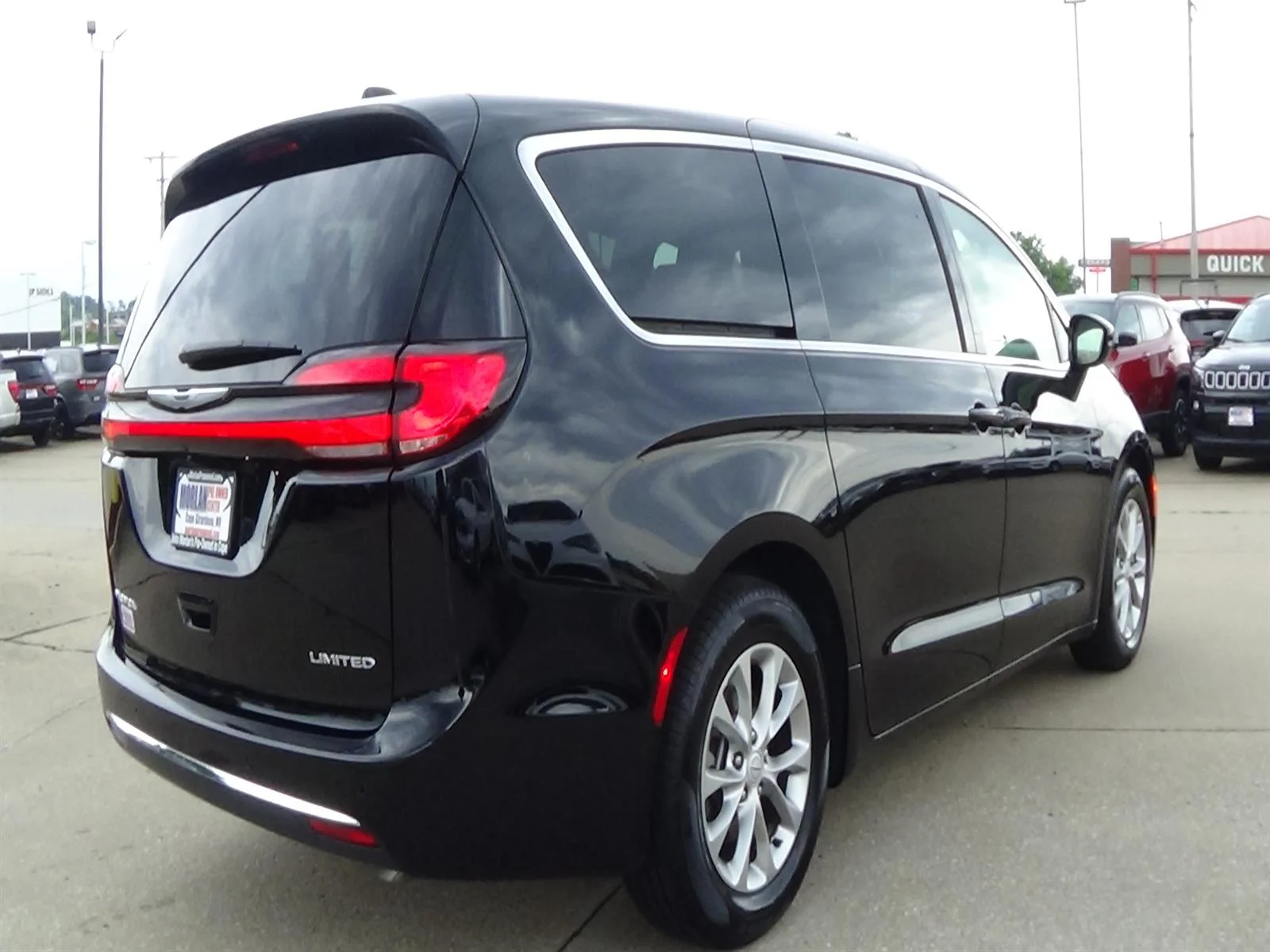 Used 2026 Diamond Black Crystal Pearl Coat (pxj) Chrysler Limited image 6