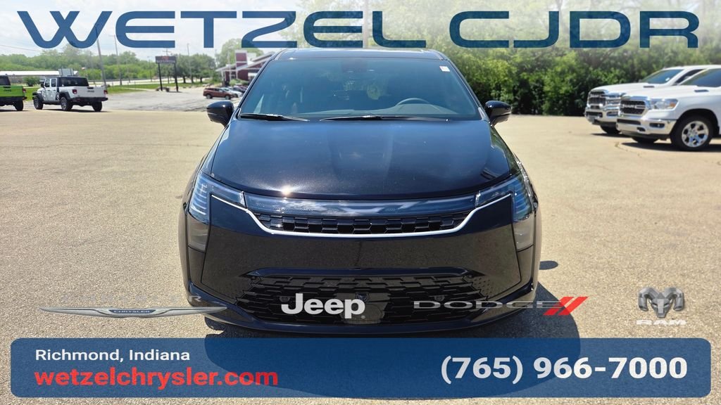 New 2027 Diamond Black Crystal Pearl-Coat Exterior Paint Chrysler Select image 2