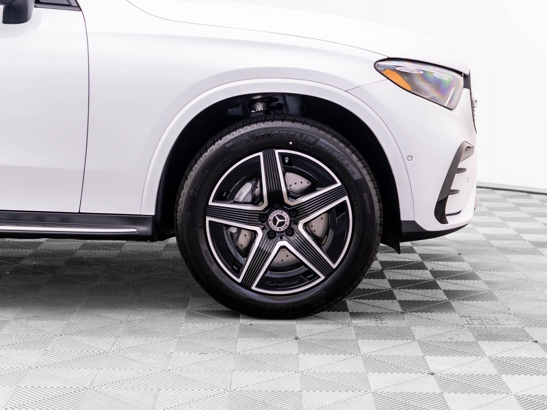 New 2027 MANUFAKTUR Moonlight White Metallic Mercedes-Benz GLC 300 Coupe image 36