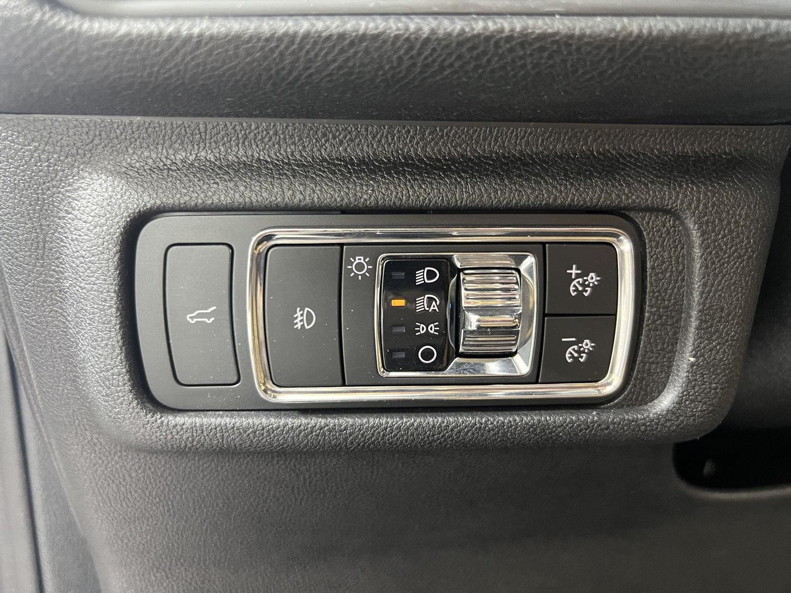 Used 2021 Pristine White Lincoln Reserve image 17