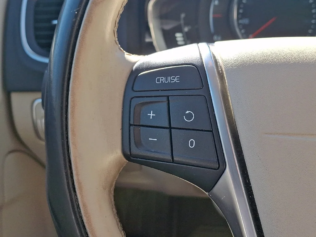 Used 2015 Blue Volvo T5 Premier image 20