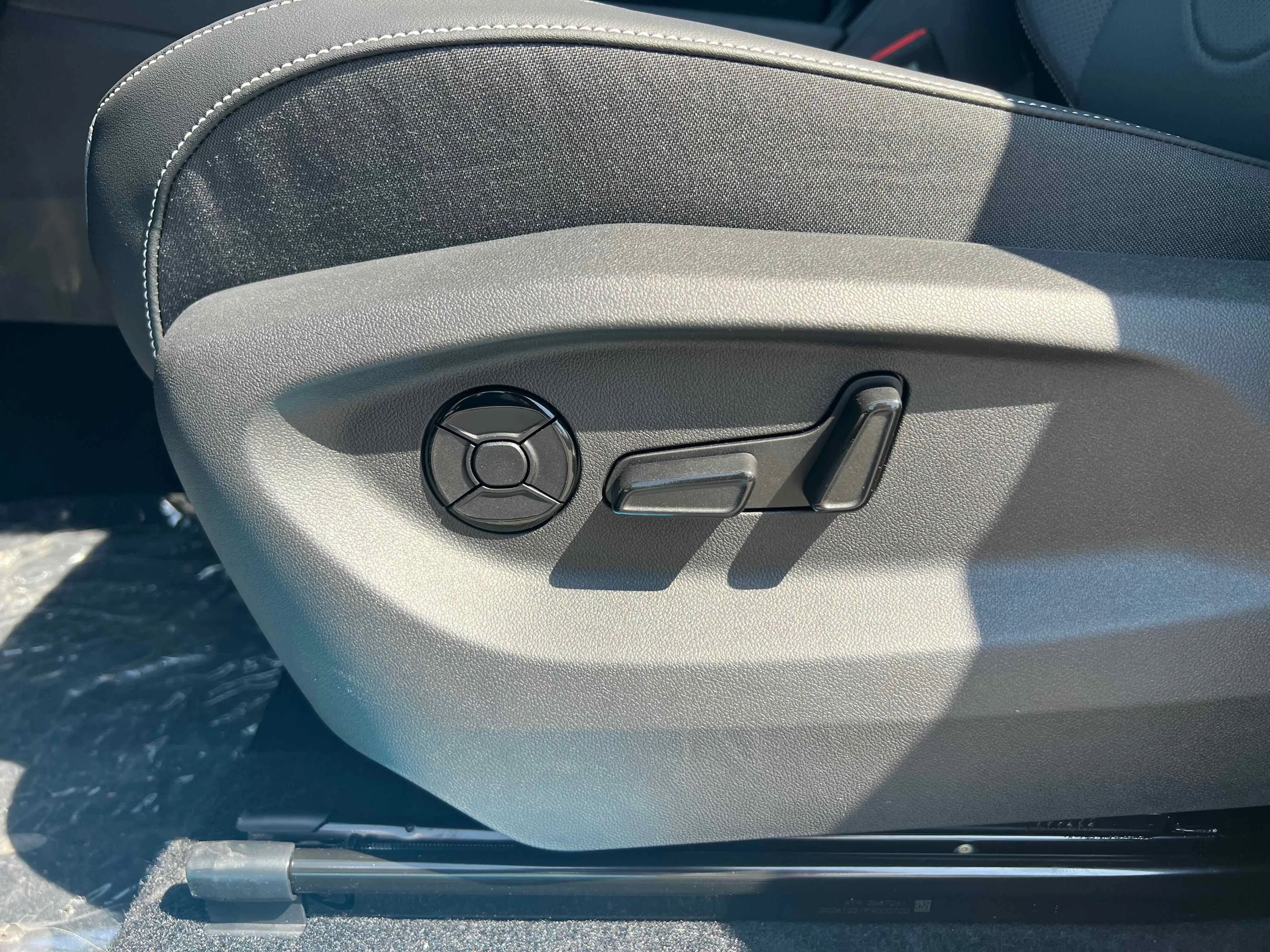New 2025 Platinum Gray Volkswagen SE image 18