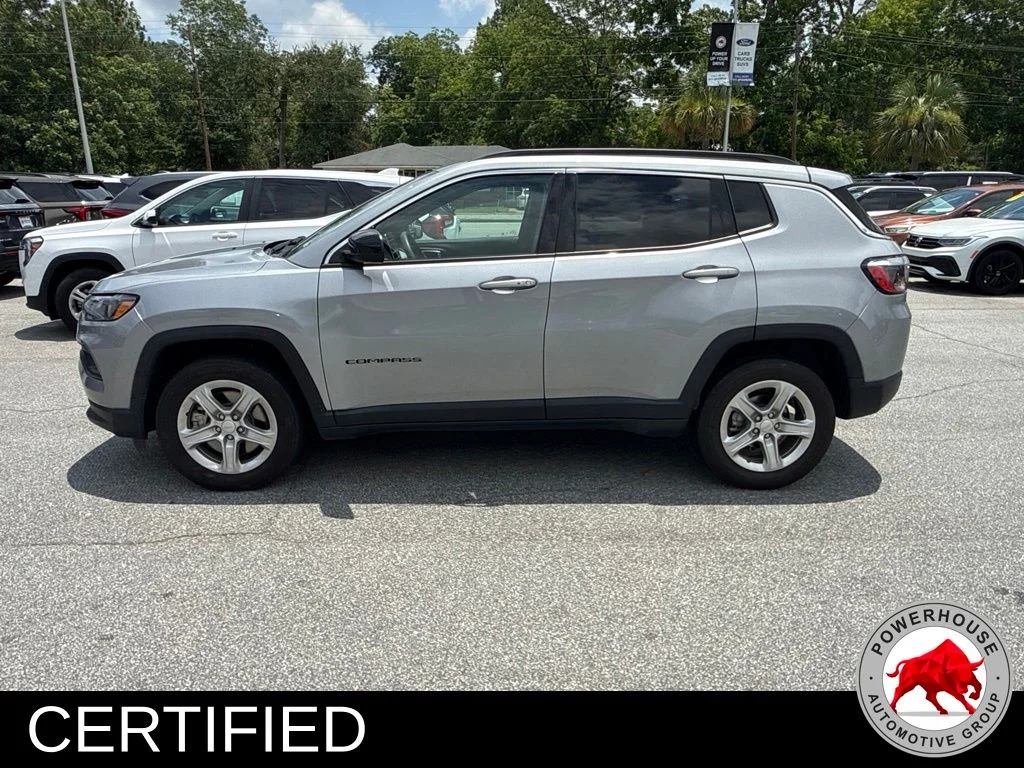 Used 2024  Jeep Latitude image 3