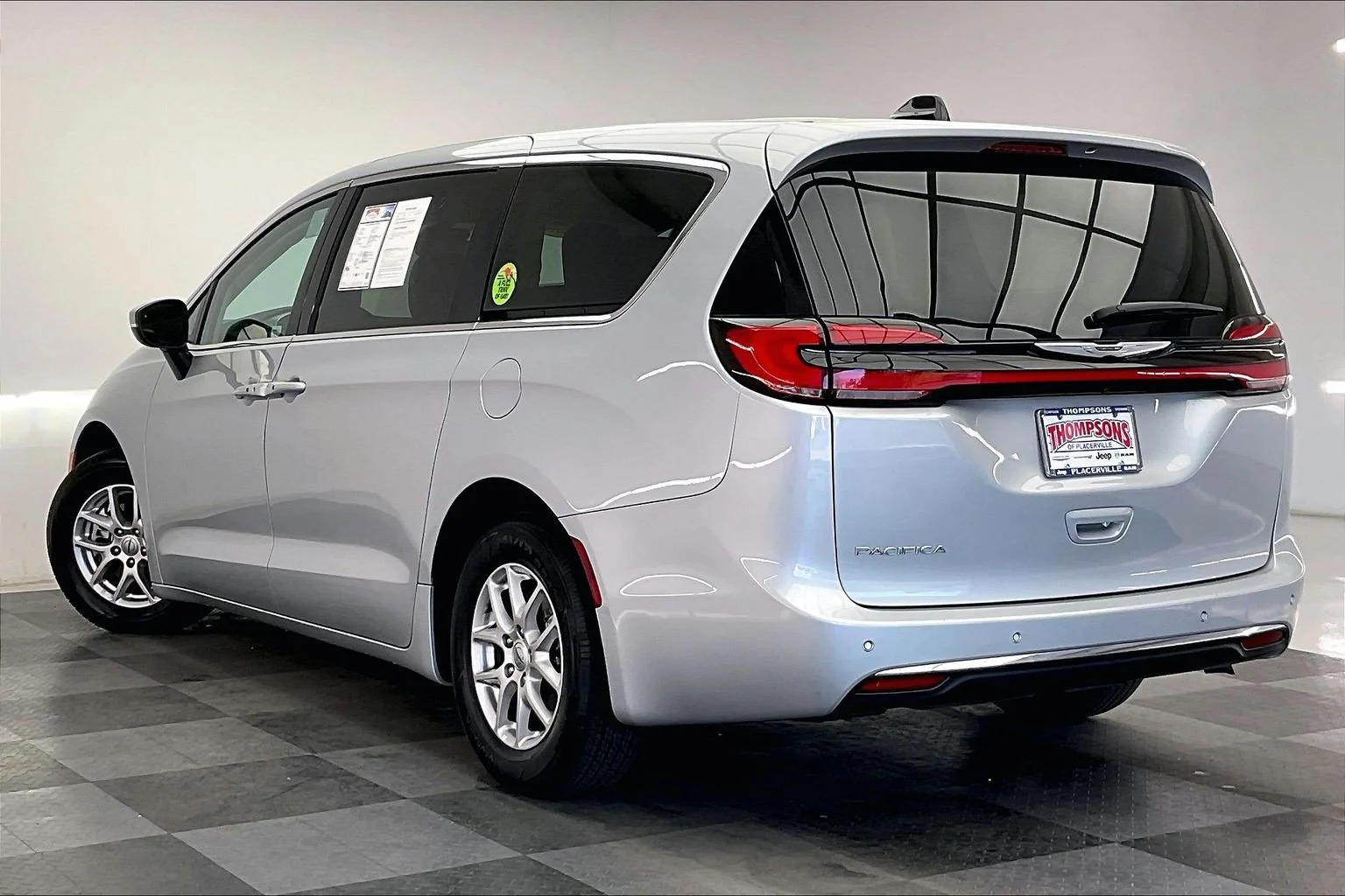 Used 2023 Silver Mist Clearcoat Chrysler Touring L image 10