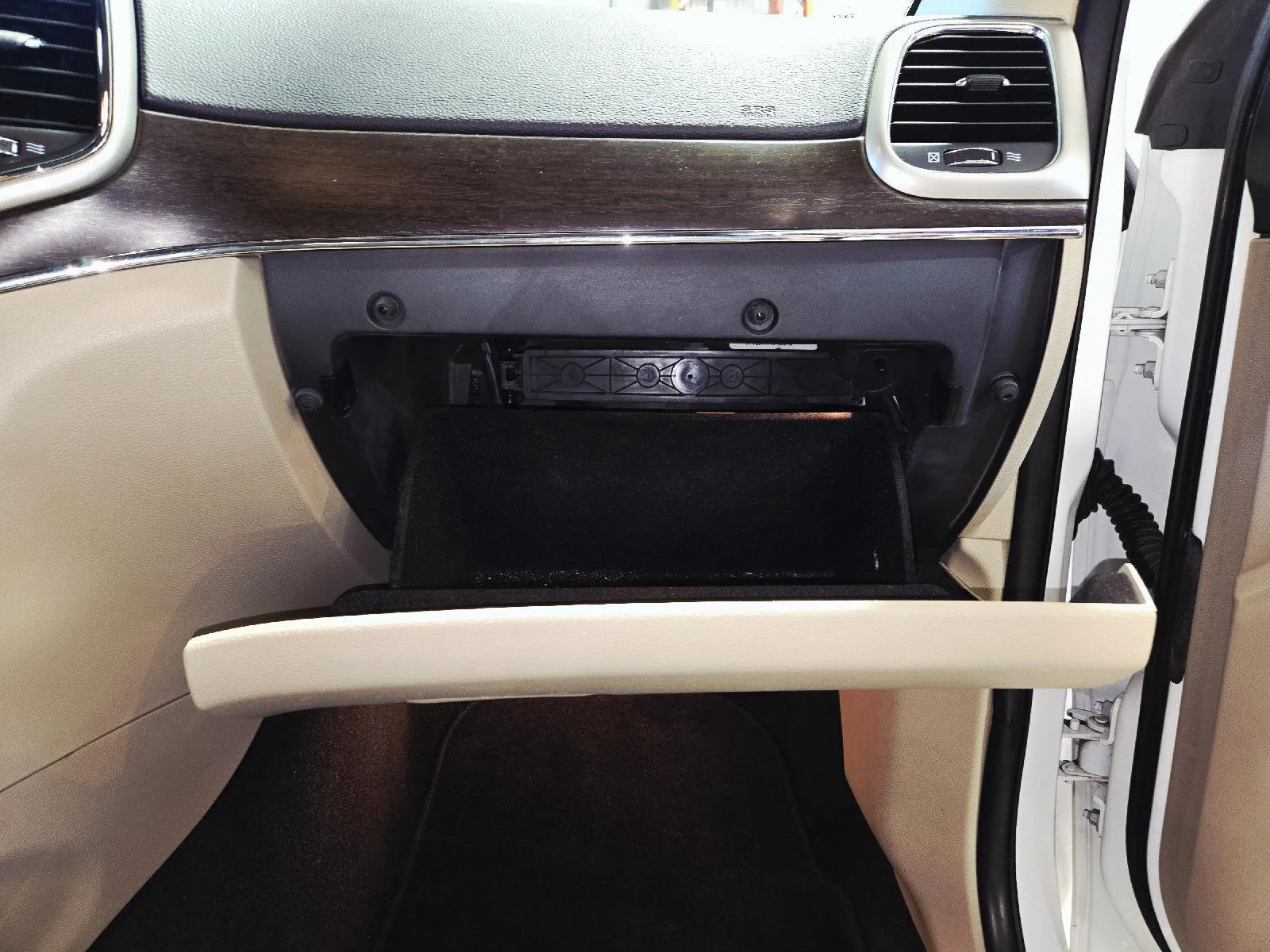 Used 2015 Bright White Clearcoat Jeep Limited image 58