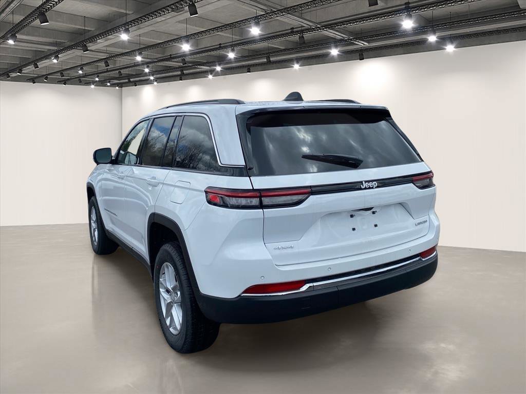 New 2026 Bright White Clear-Coat Exterior Paint Jeep Laredo X image 3