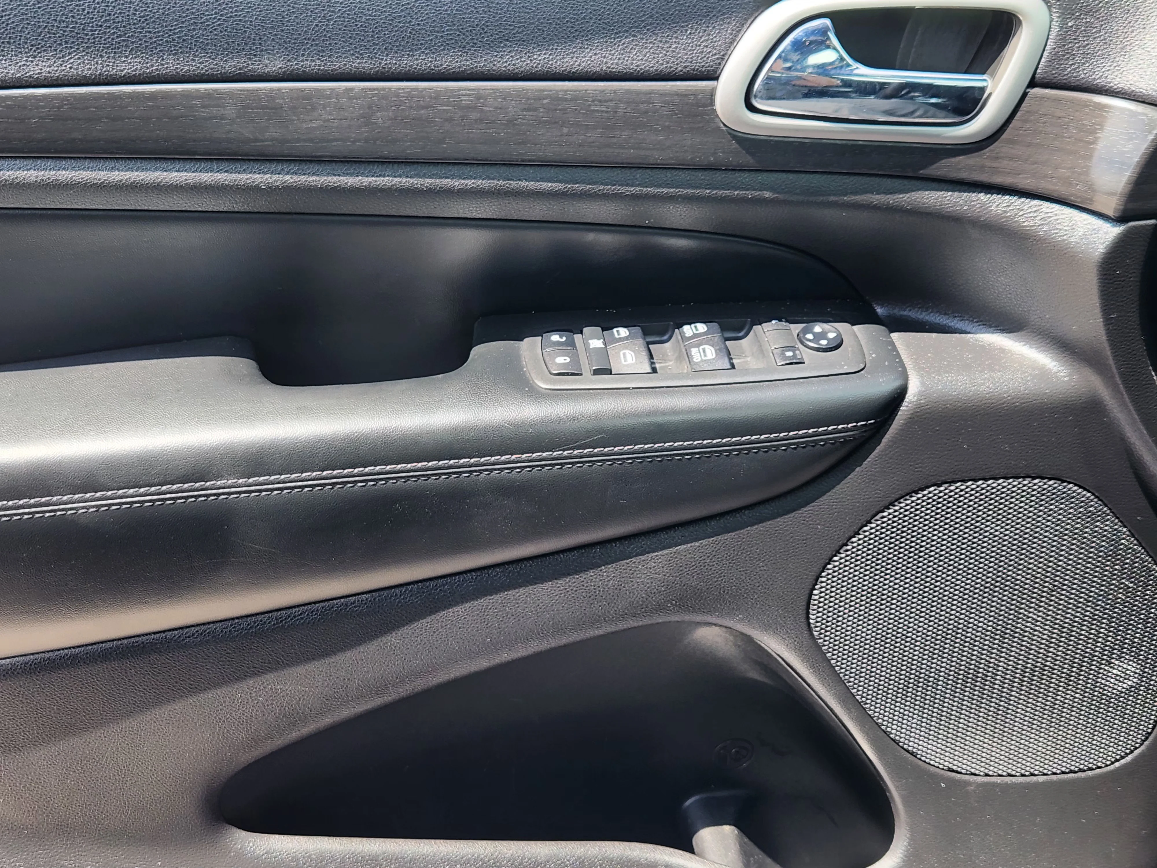 Used 2018 Granite Crystal Metallic Clearcoat Jeep Altitude image 22