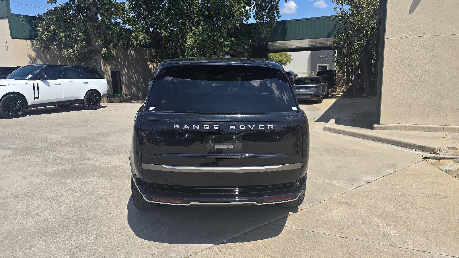 Used 2025 Santorini Black Metallic Land Rover SE image 3