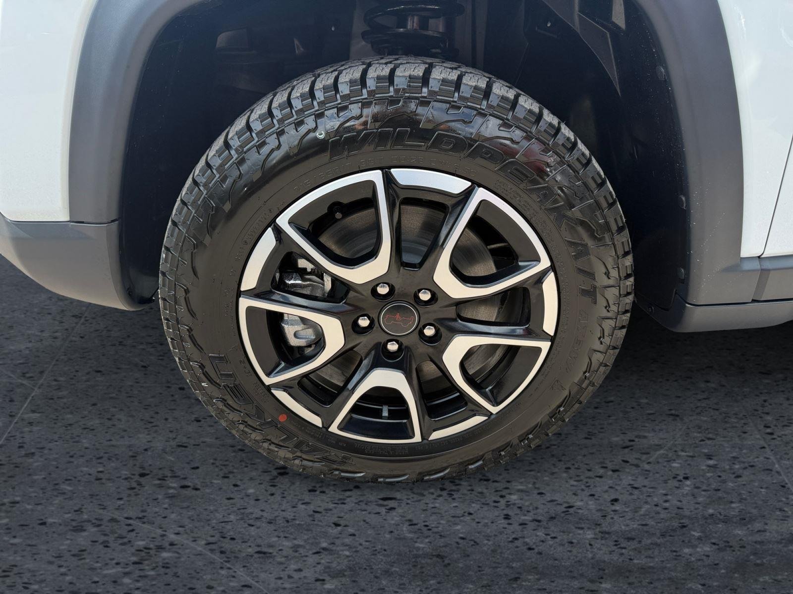 New 2026 Bright White Clear-Coat Exterior Paint Jeep Trailhawk image 9