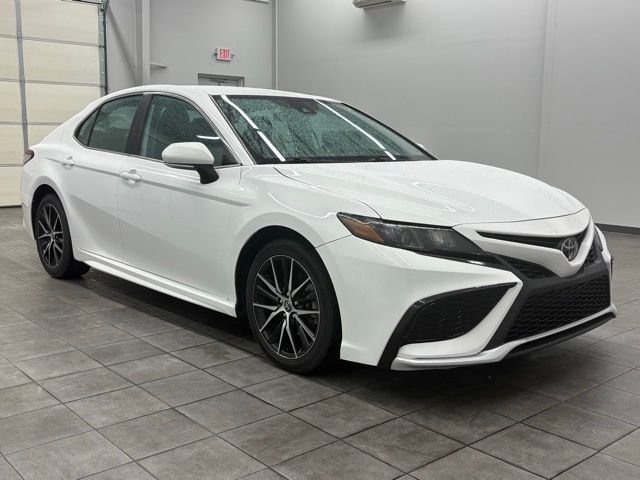 2022 Toyota Camry SE's photo