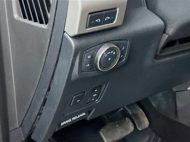 Used 2020 White Metallic Ford Lariat image 10