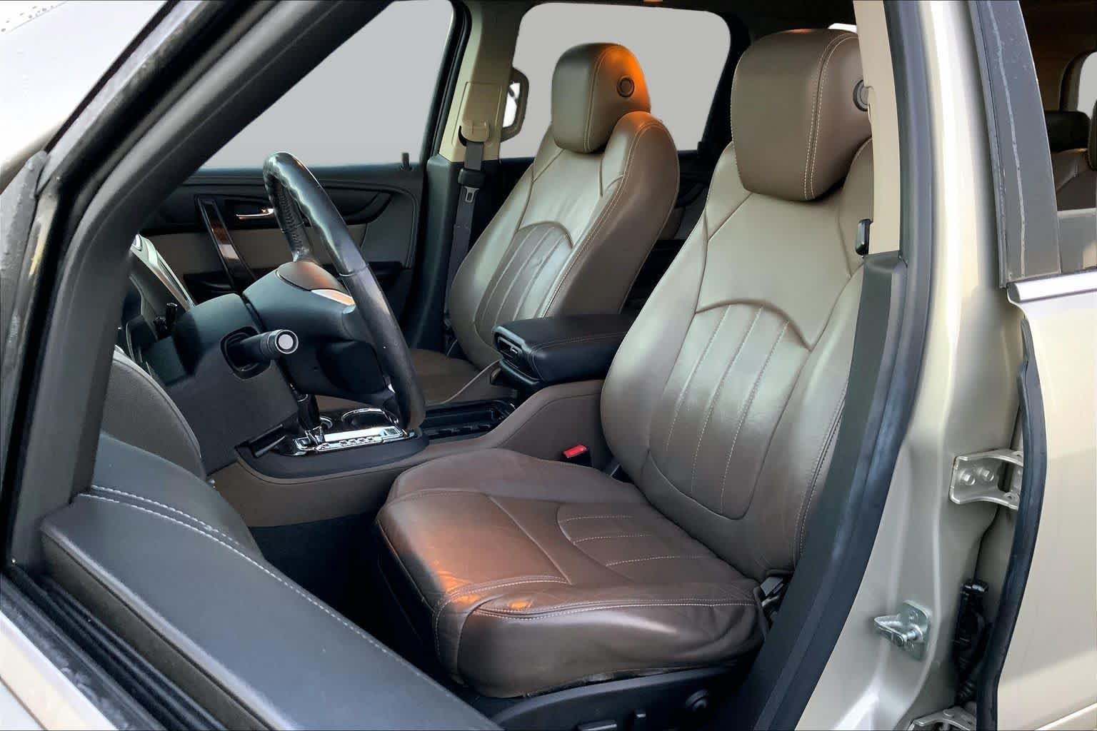 Used 2014 Champagne Silver Metallic GMC SLT image 7