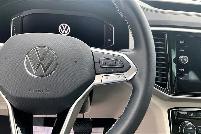 Used 2023 Black Volkswagen 3.6L V6 SE w/Technology image 11