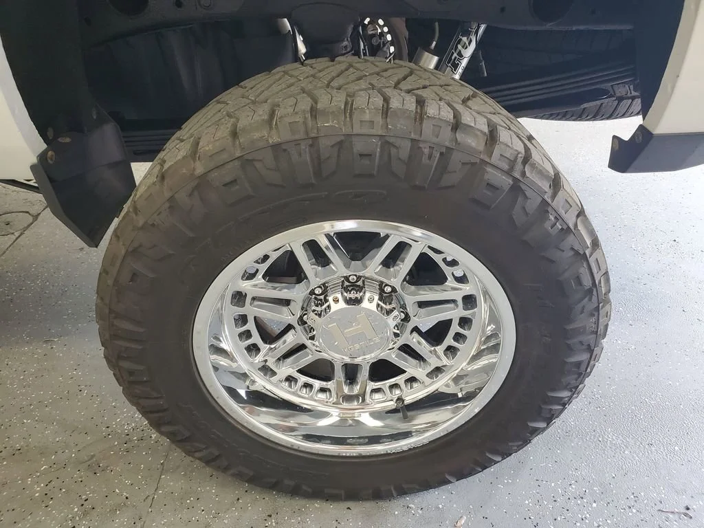 Used 2018 IRIDESCENT PEARL TRICOAT Chevrolet LTZ image 40