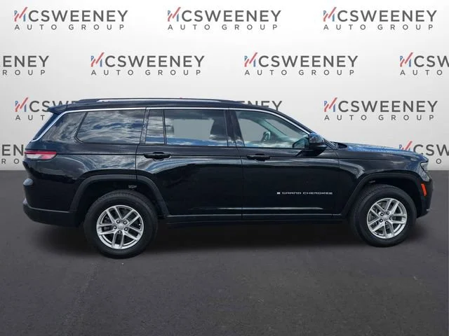 Used 2023  Jeep Laredo image 6