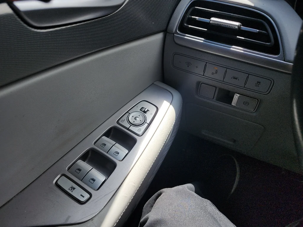 Used 2022 Steel Graphite Hyundai SE image 18