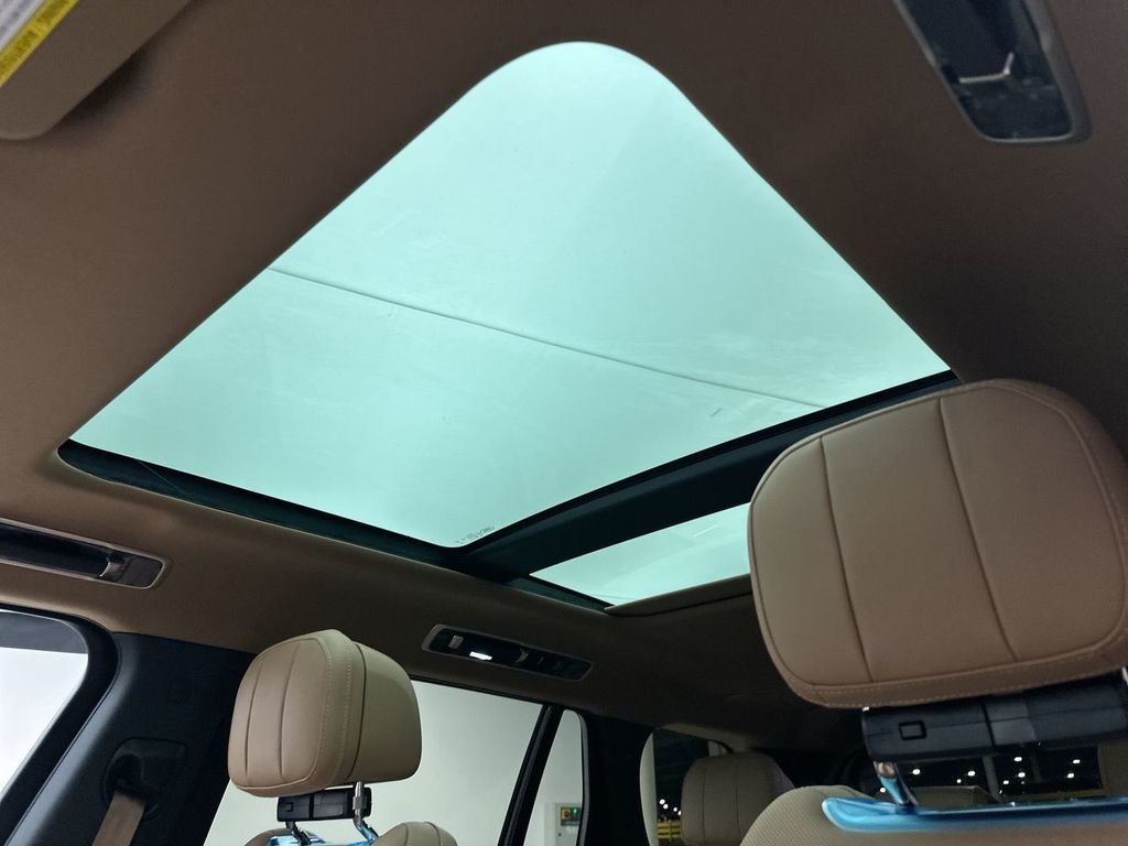 New 2026 Belgravia Green Metallic Land Rover SE image 11
