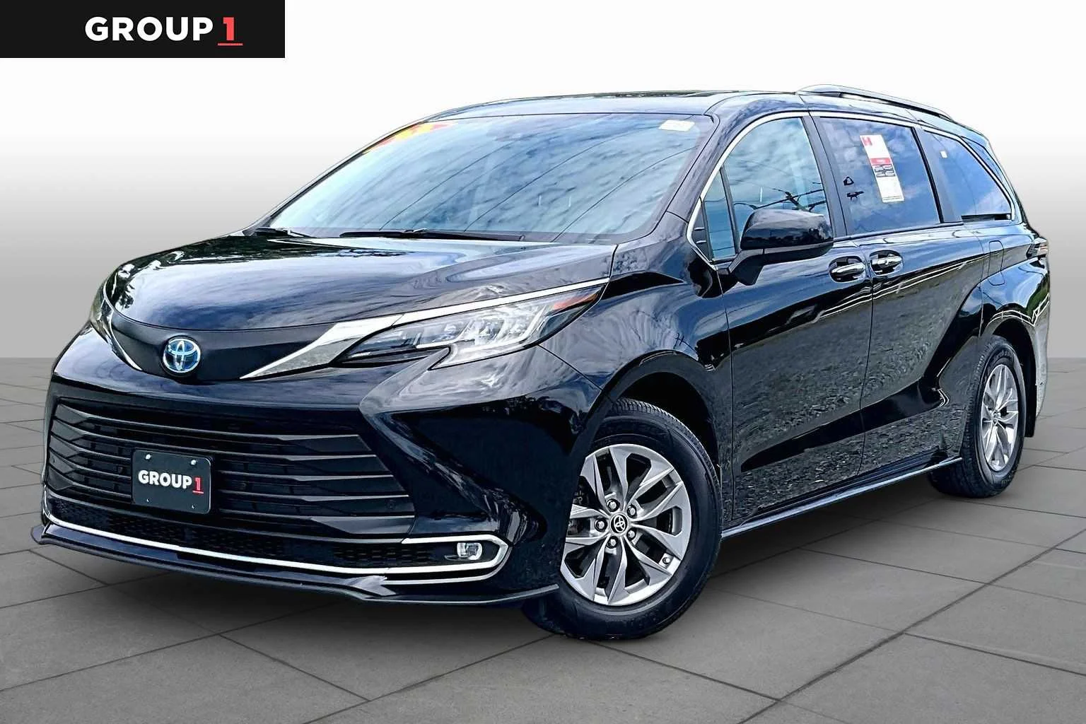 2023 Toyota Sienna XLE 7-Passenger Hybrid AWD's photo