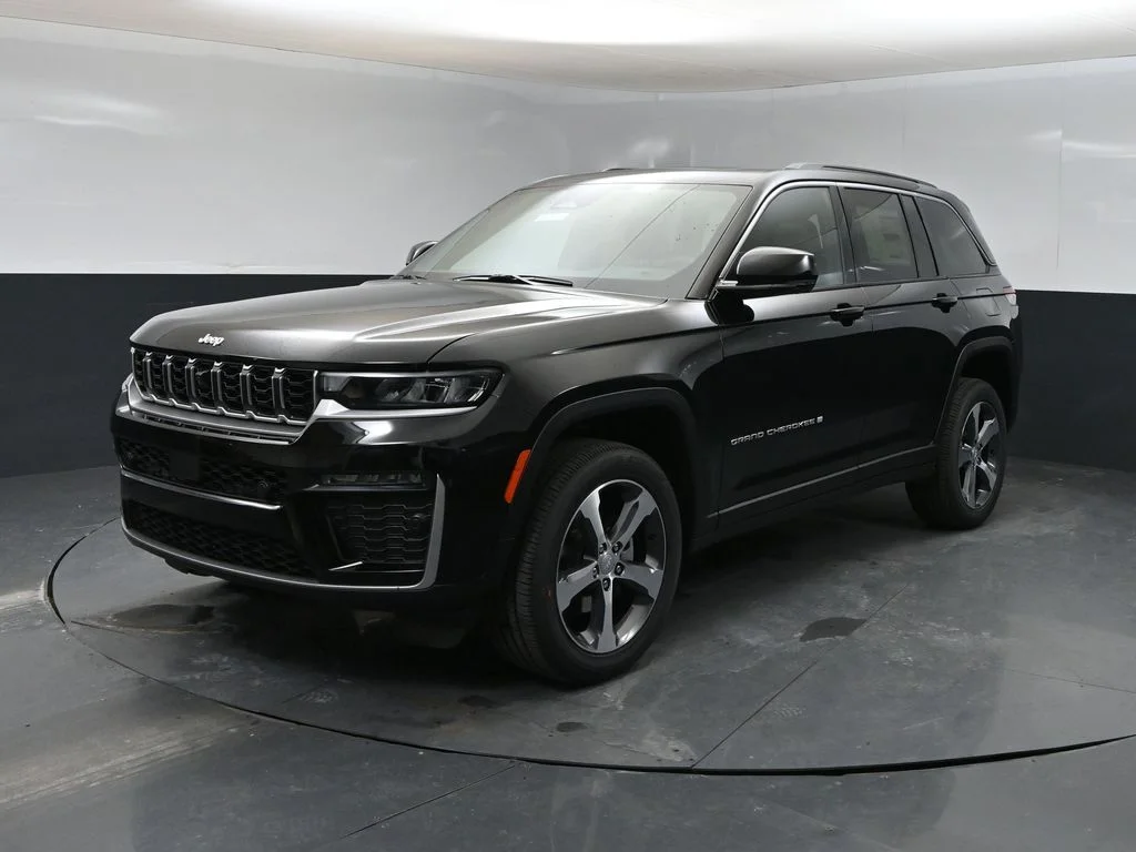 New 2026 Diamond Black Crystal Pearlcoat Jeep Limited image 5