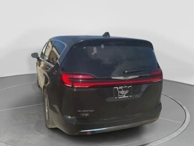 New 2026 Diamond Black Crystal Pearl-Coat Exterior Paint Chrysler Select image 8