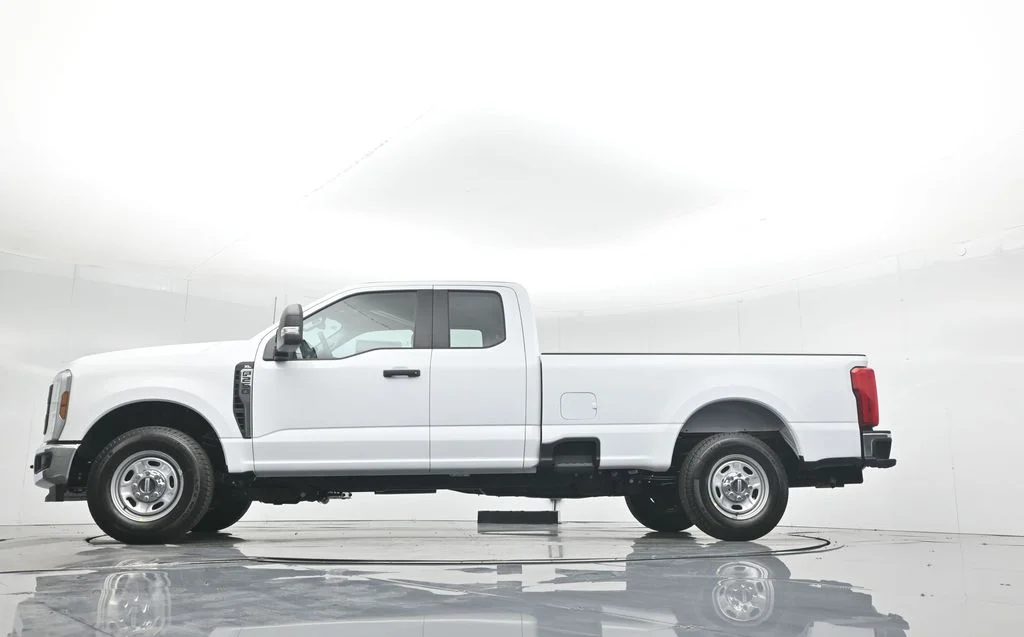 New 2026 Oxford White Ford XL image 7
