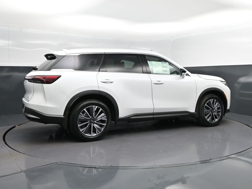 New 2027 RADIANT WHITE INFINITI Luxe FWD image 8