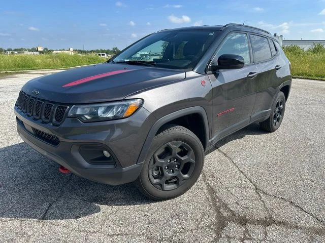 Used 2024  Jeep Trailhawk image 3