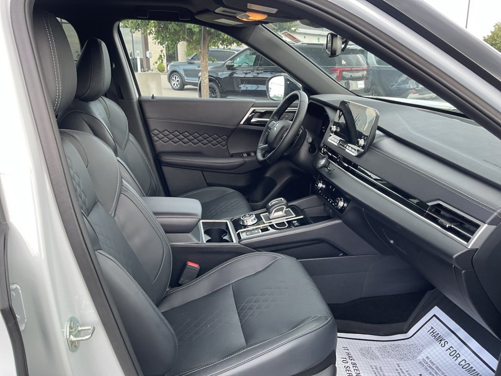 Used 2025 White Diamond Mitsubishi SEL Black Edition image 13