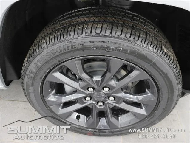 New 2026 Silver Zynith Exterior Paint Jeep Limited image 3