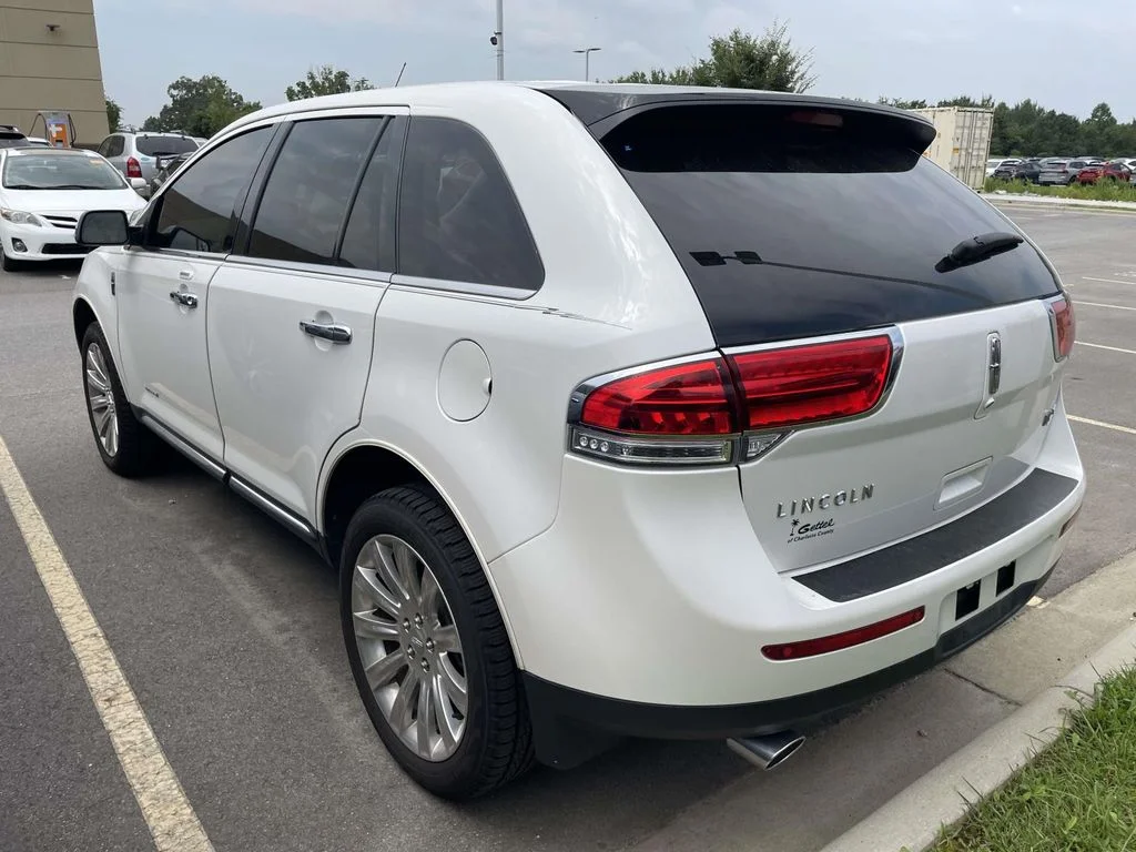 Used 2014 White Platinum Metallic Tri-Coat Lincoln Base image 3