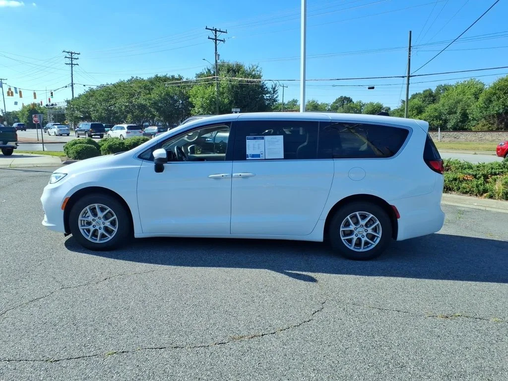 Used 2023 White Chrysler Touring L image 27