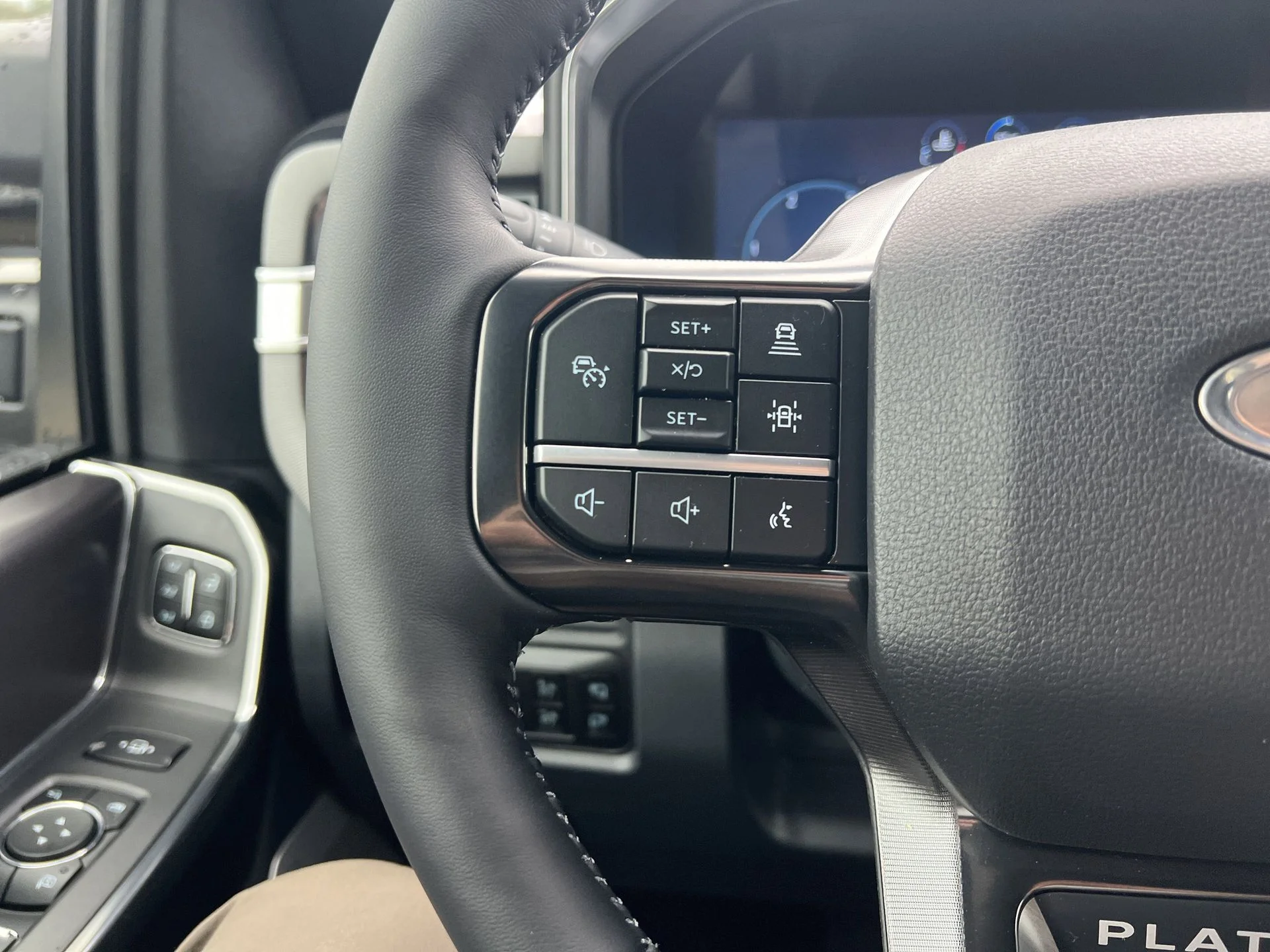2026 Ford F-350 Super Duty Platinum - Photo 15