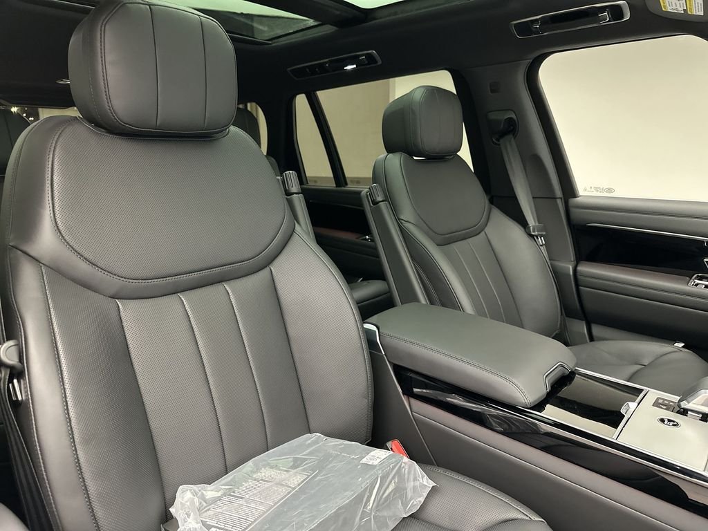 Used 2024 Fuji White Land Rover SE image 11