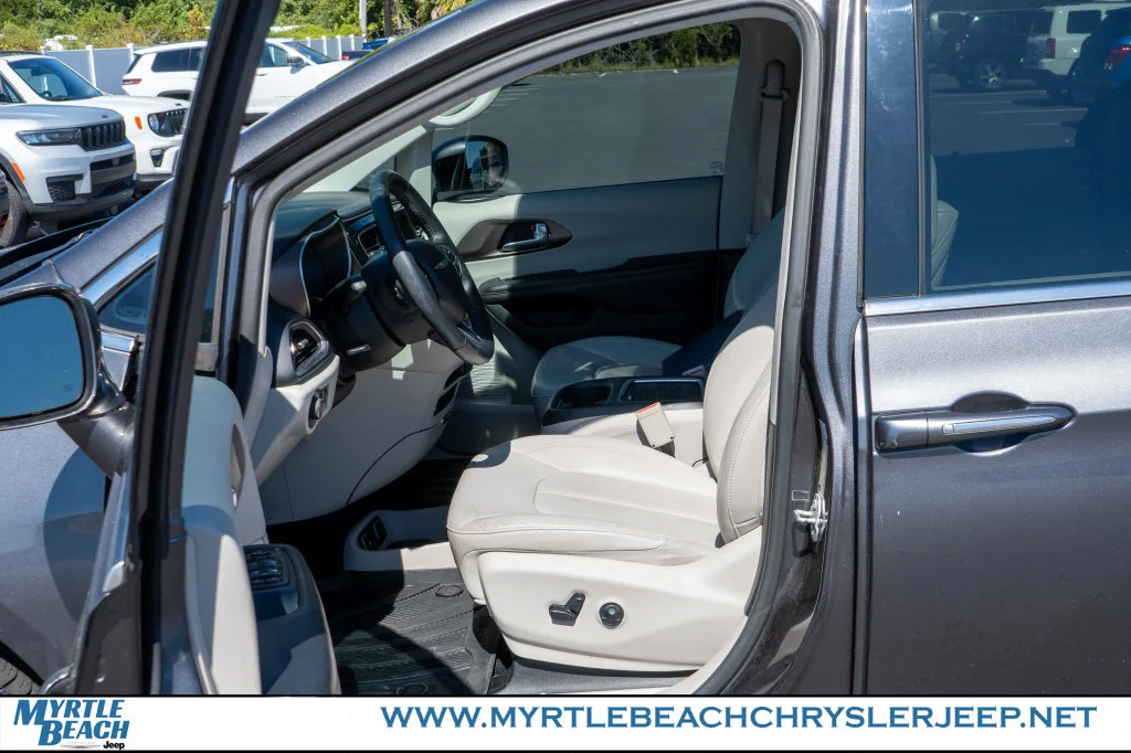 Used 2018 Granite Crystal Metallic Clearcoat Chrysler Touring L Plus image 19