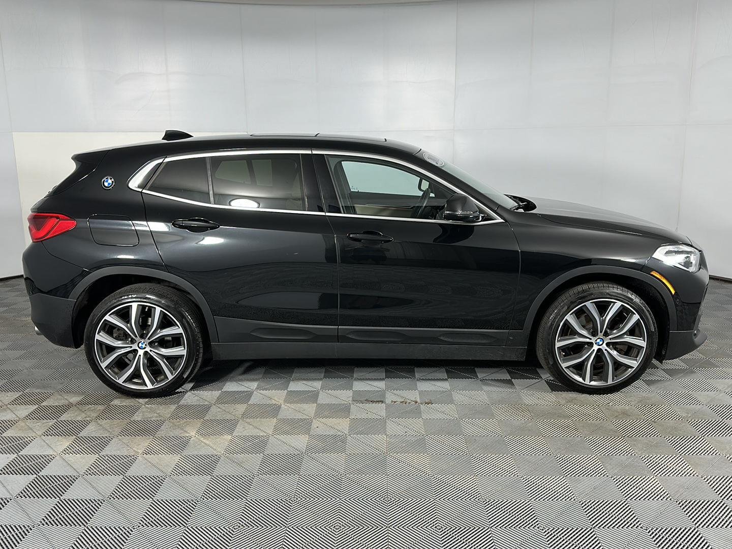 Used 2018 Black Sapphire Metallic BMW xDrive28i image 31