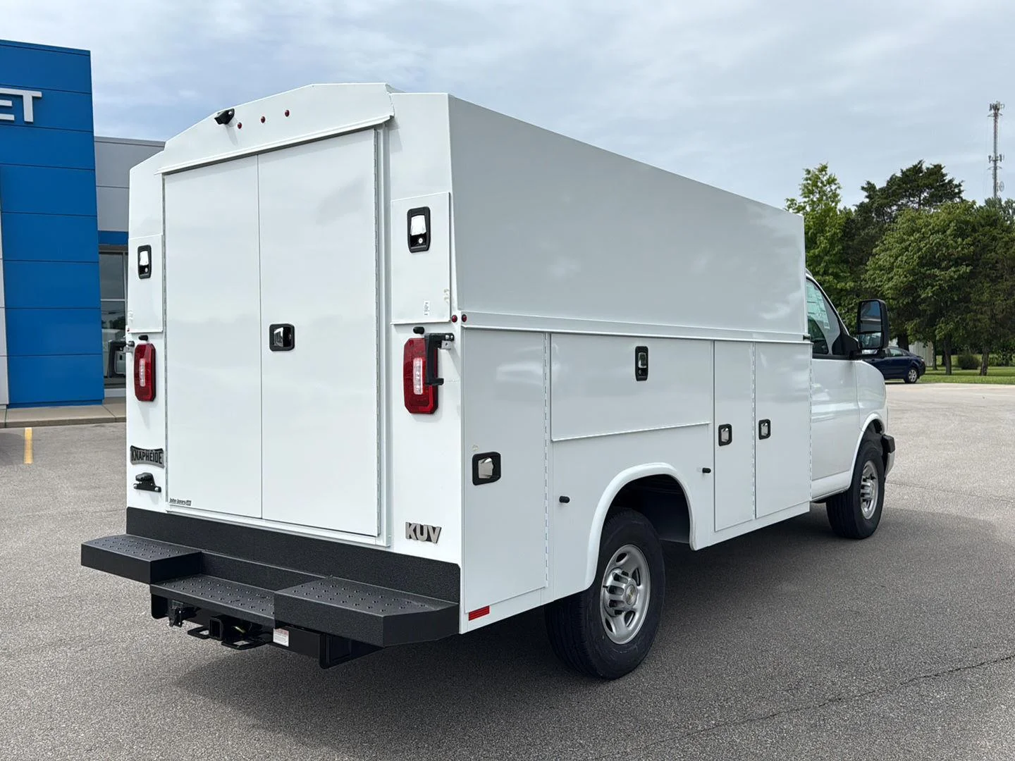 New 2026 Summit White Chevrolet 1WT image 19